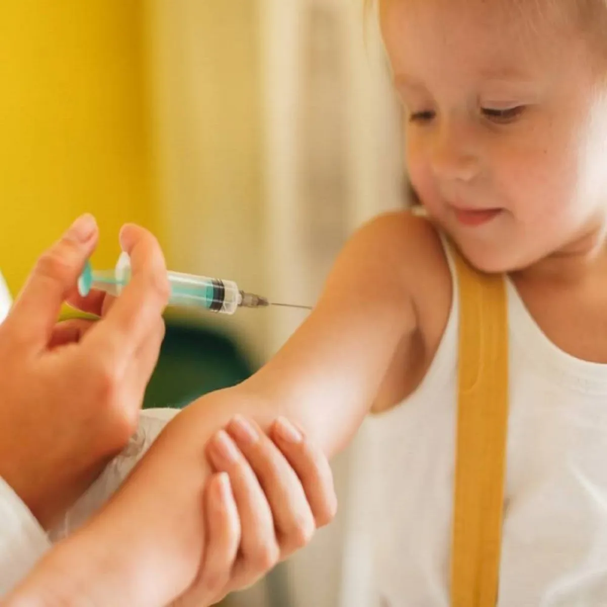 صورة لطفل يتناول اللقاح