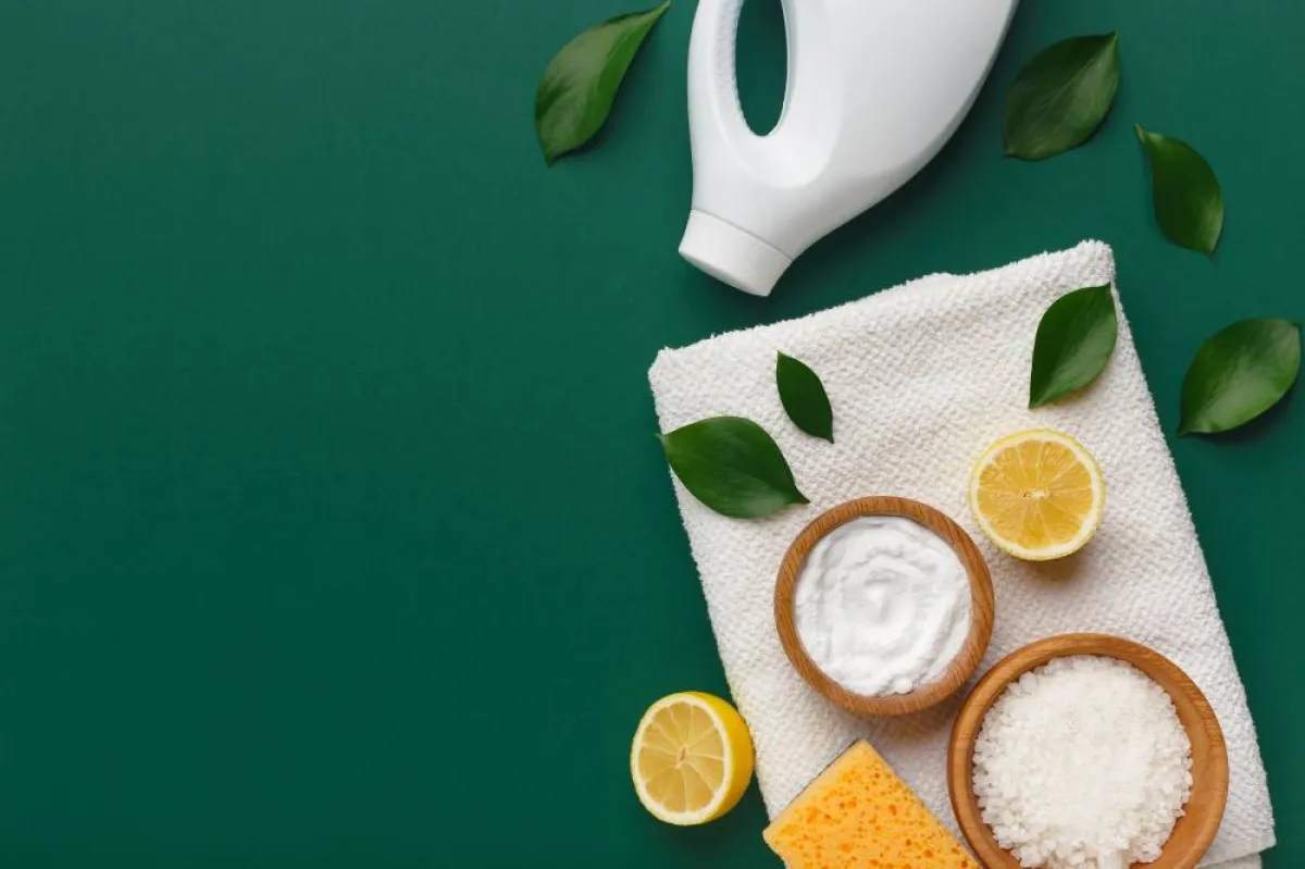 مسحوق صودا الخبز يخلّص من بقع المكياج التي تلطّخ العباية الحرير 