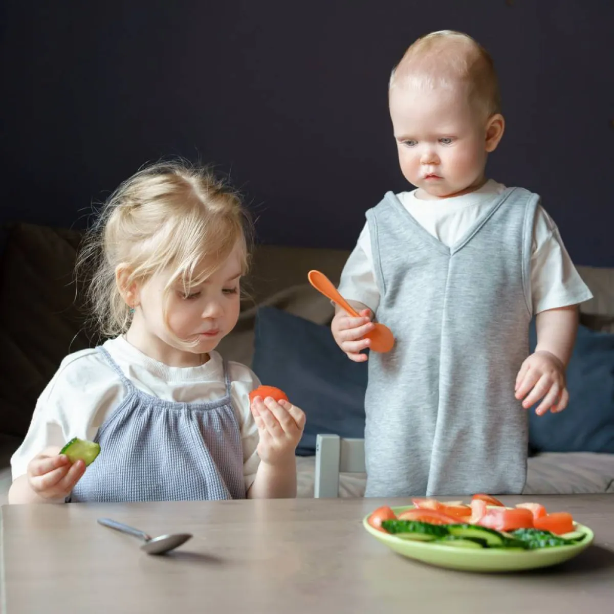 صورة لطفلين يأكلان الخضروات