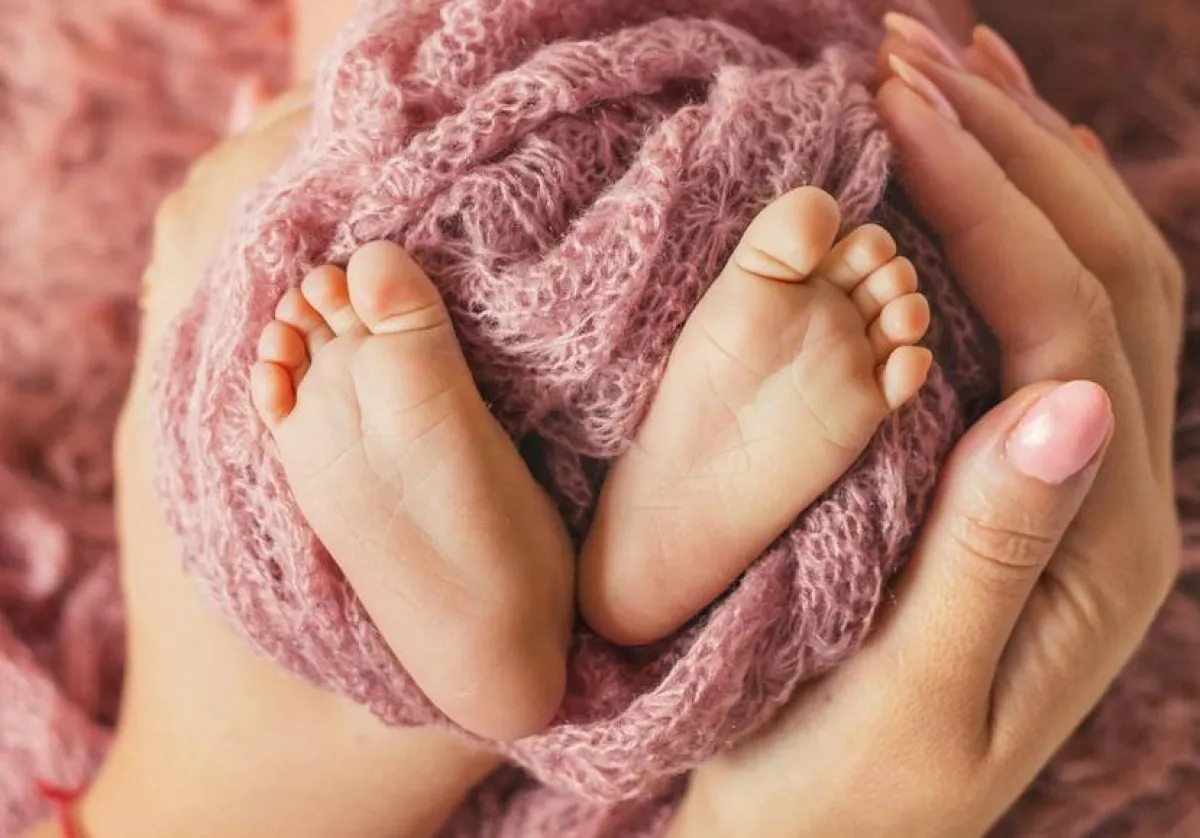 صورة تعبيرية عن العناية بالطفل