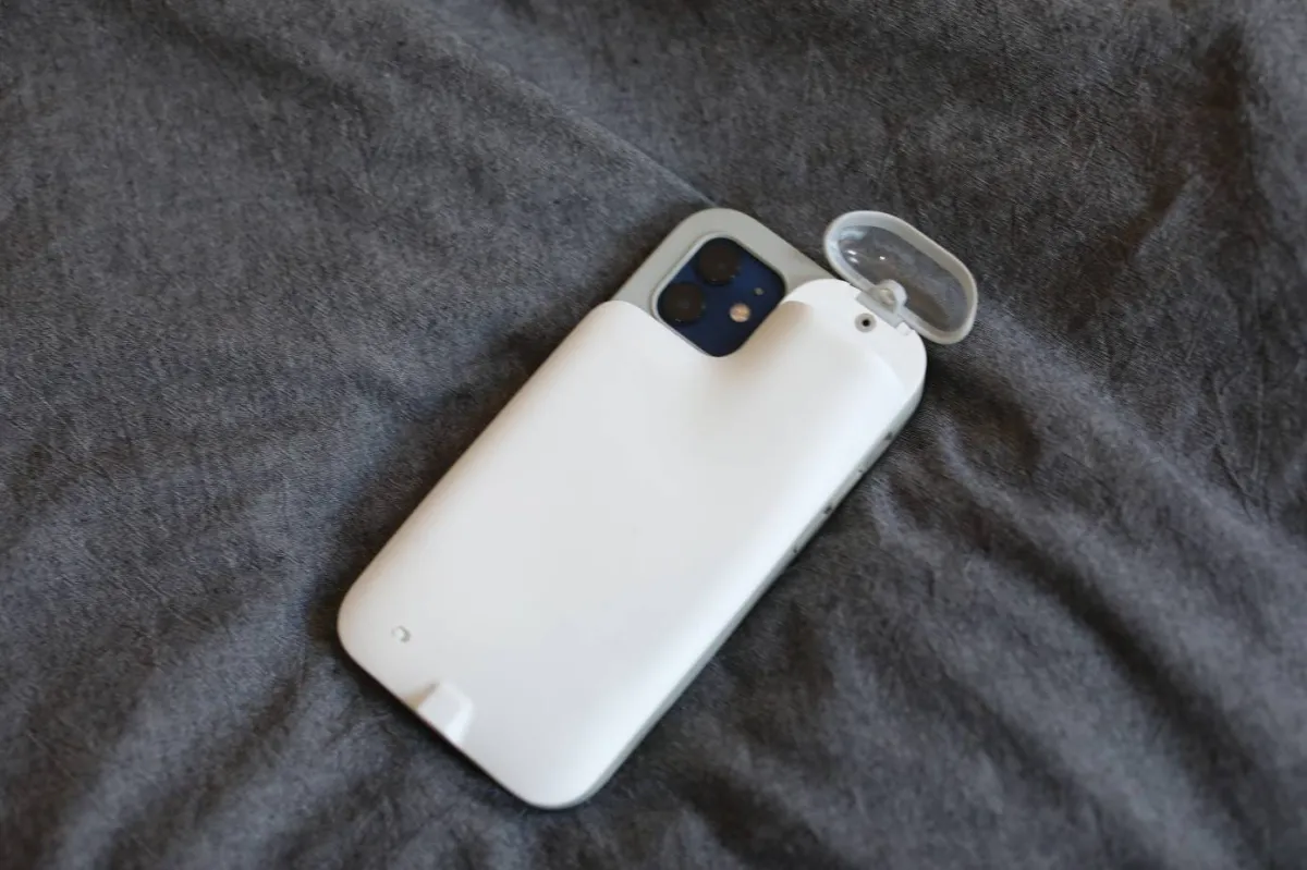 صورة إطار جديد للآيفون يشحن سماعات أبل