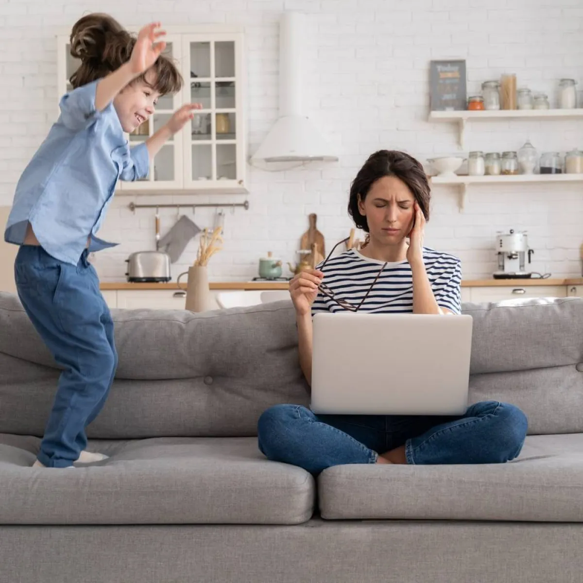 صورة لطفلة وأمها