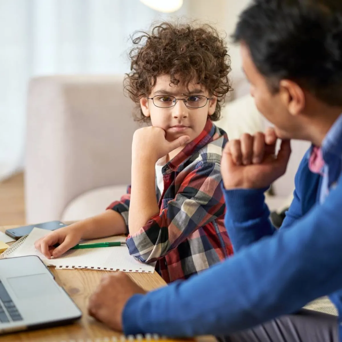 صورة لطفلة ومعلمها