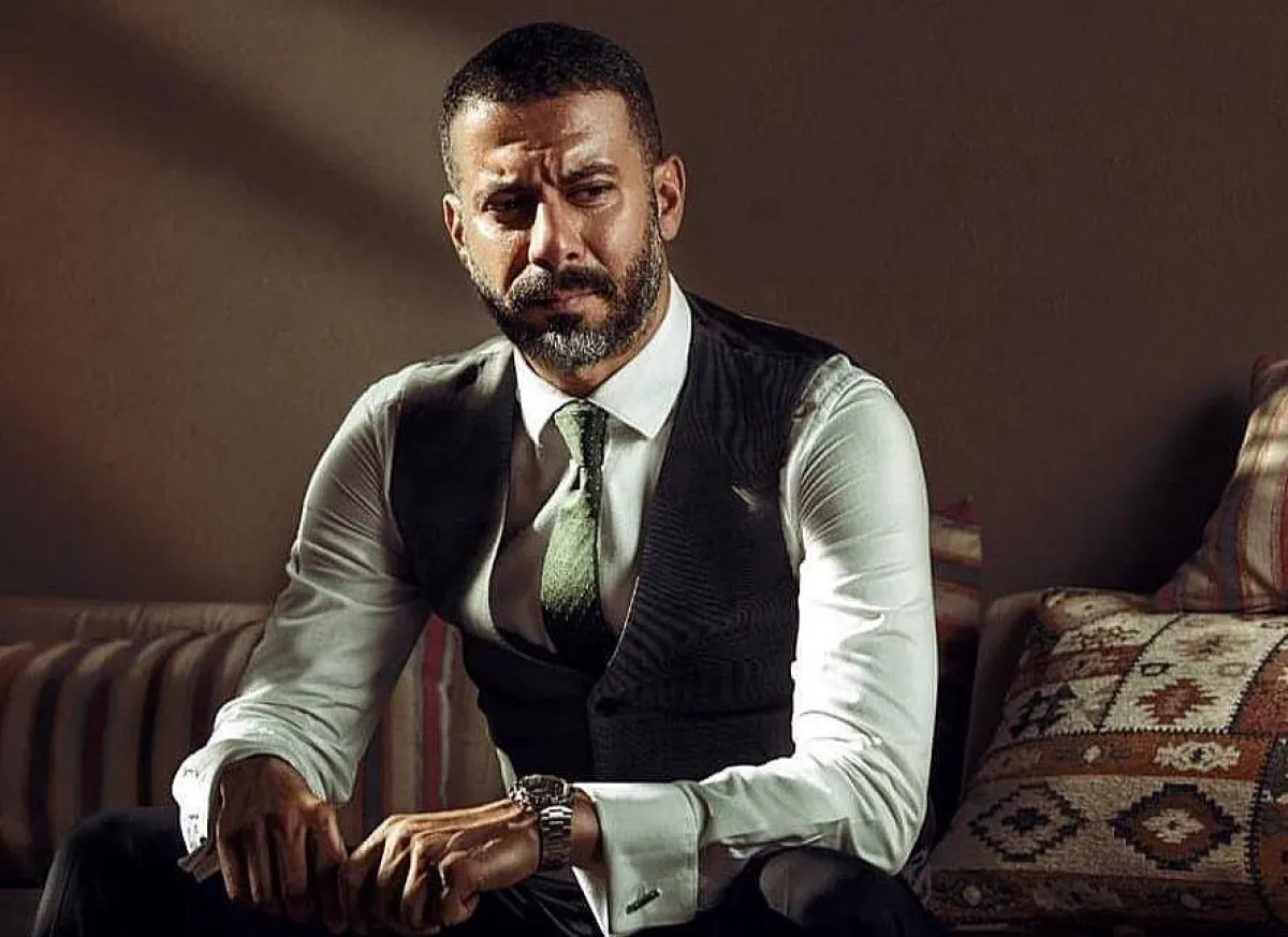 محمد فراج بفيست باللون الرمادي مع قميص أبيض وبنطلون أسود