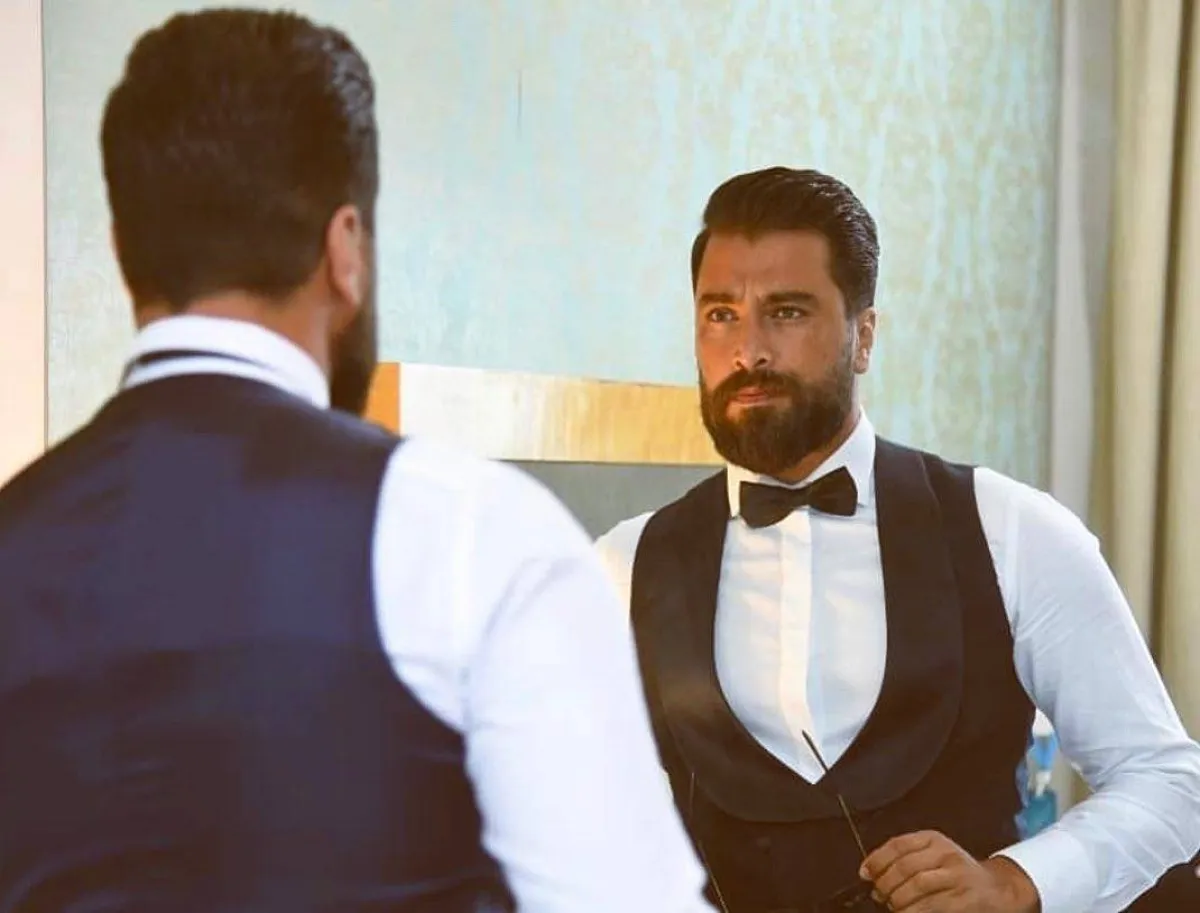 معتصم النهار بفيست أسود ساتان مع قميص أبيض وبابيون أسود