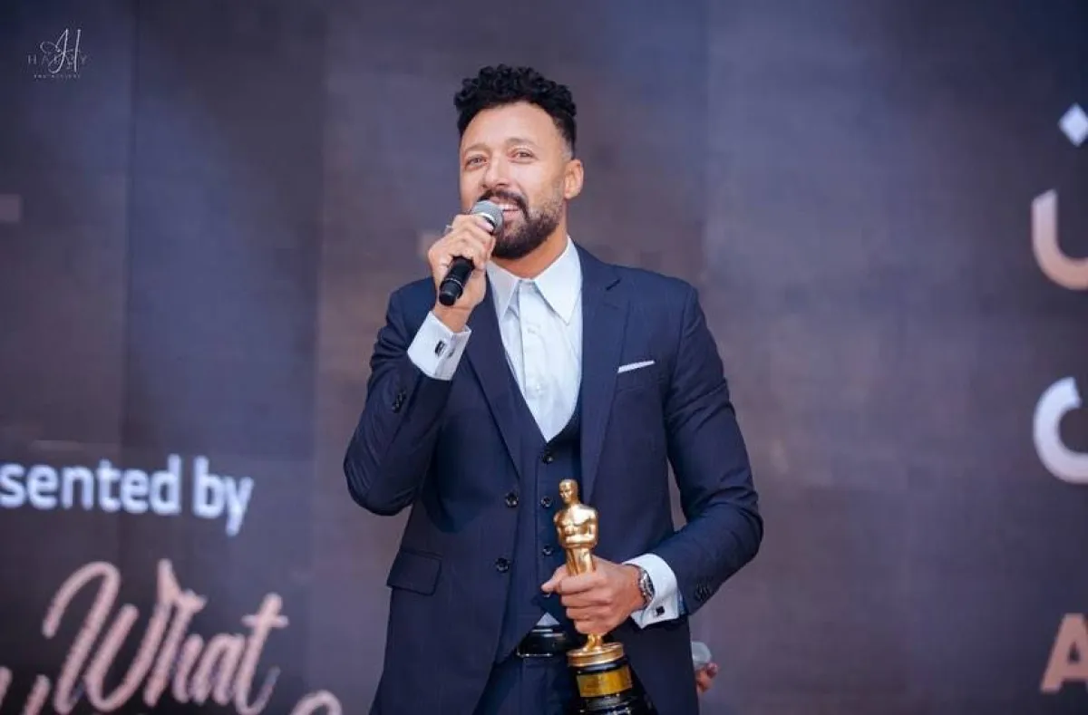 أحمد فهمي بفيست باللون أزرق الداكن مع بدلة بنفس اللون وقميص أزرق باستيل