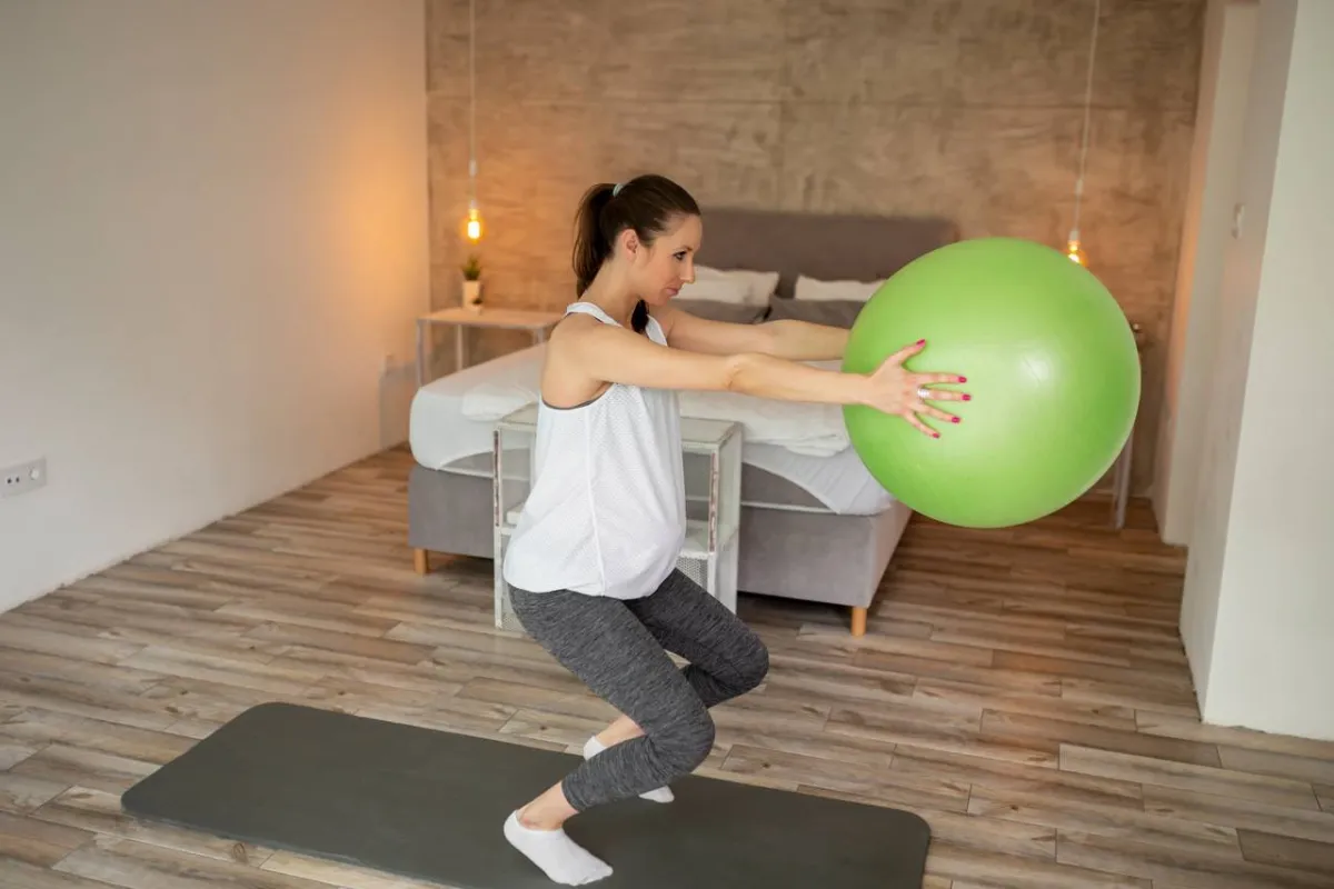 صورة لحامل تمارس الرياضة