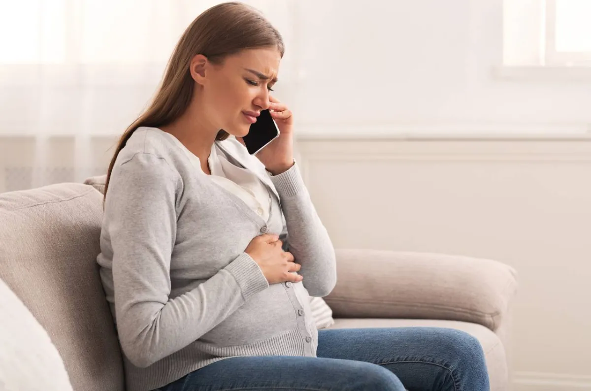 صورة لحامل تطلب مشورة الطبيب