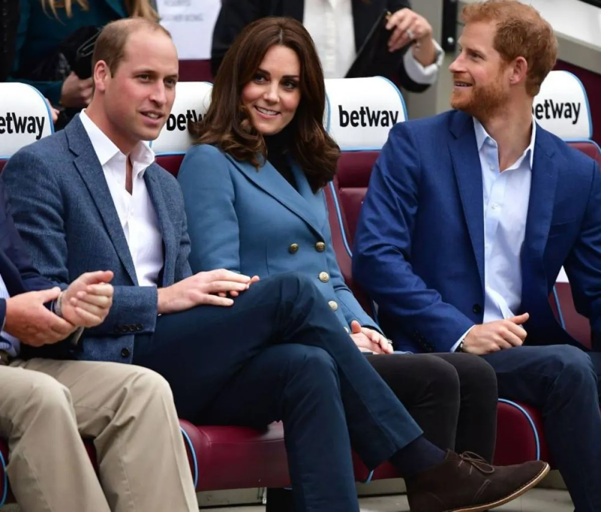 كيت ميدلتون بين الأمير ويليام والأمير هاري - الصورة من حساب The Royal Family على إنستغرام