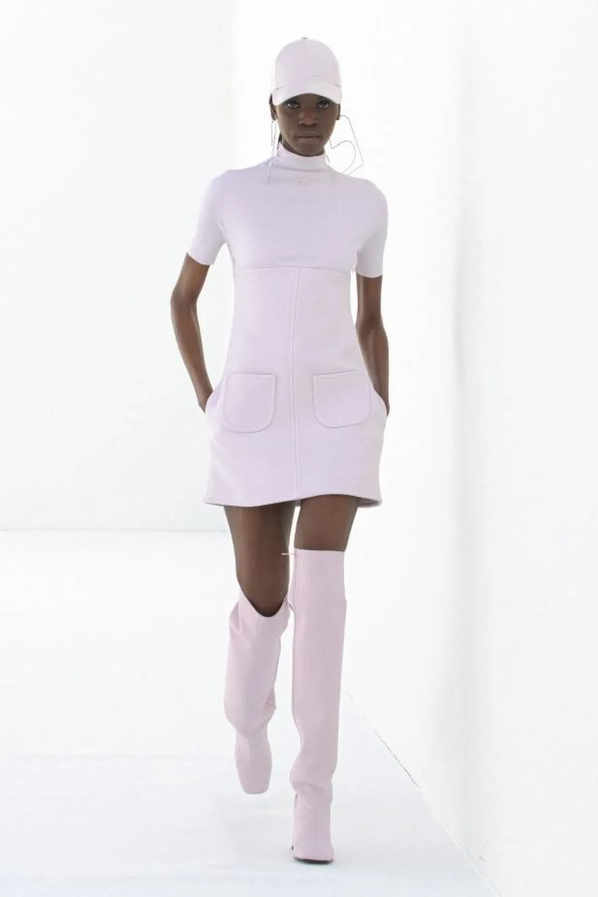 فستان شتوي بتنورة قصيرة من كوريجز Courreges