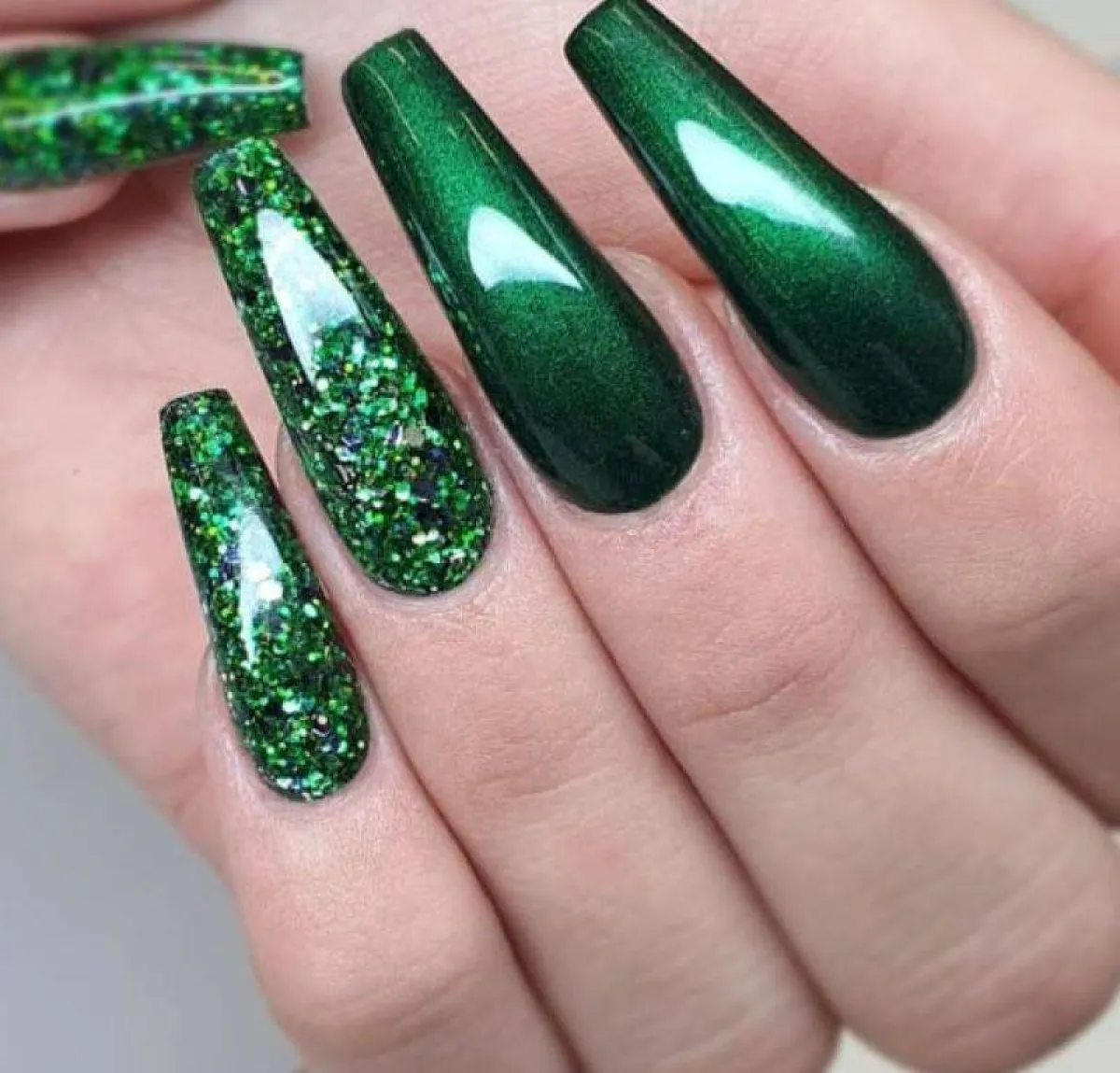 مناكير أخضر لامع