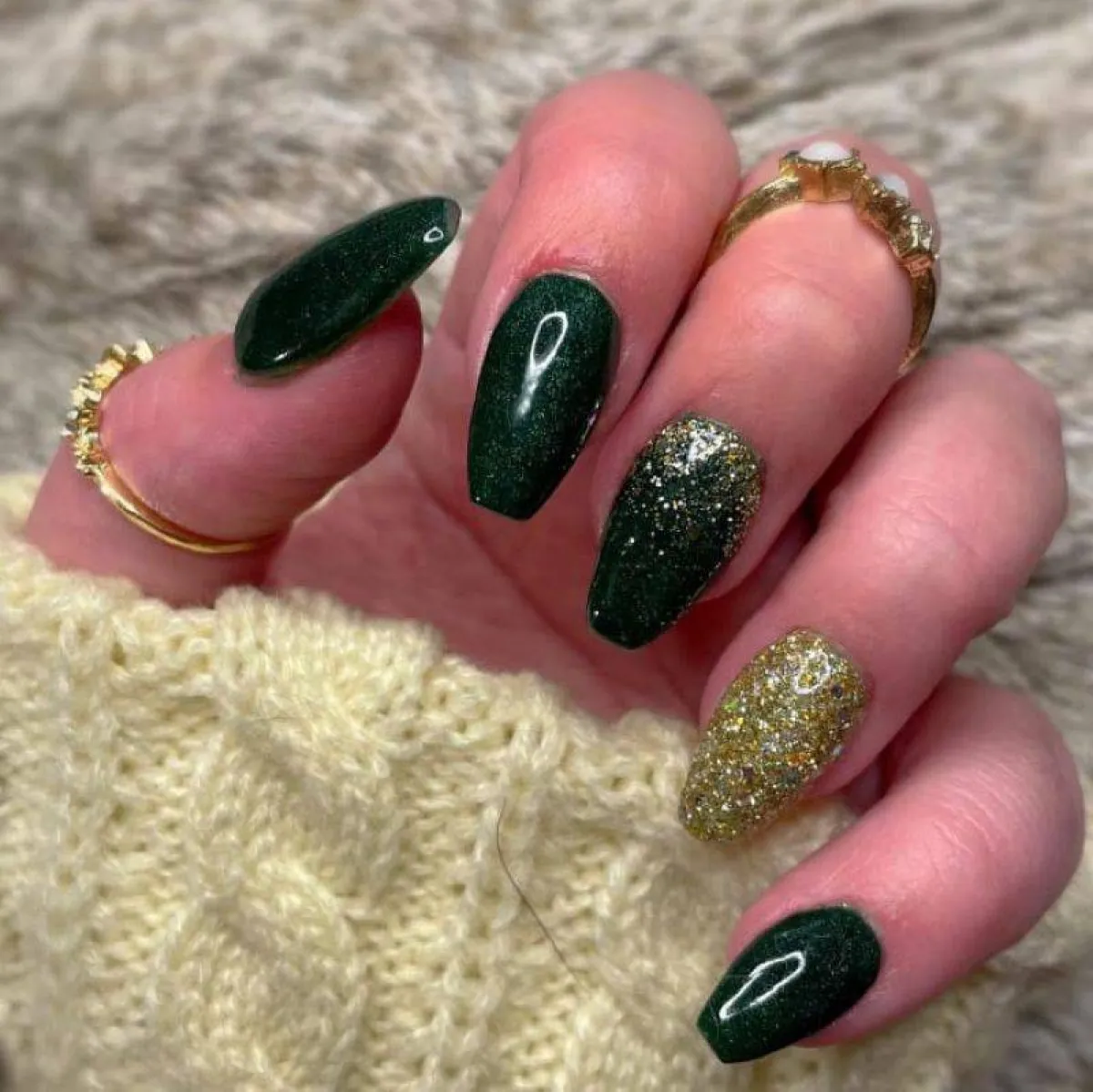 طلاء أظافر أخضر مع الغليتر