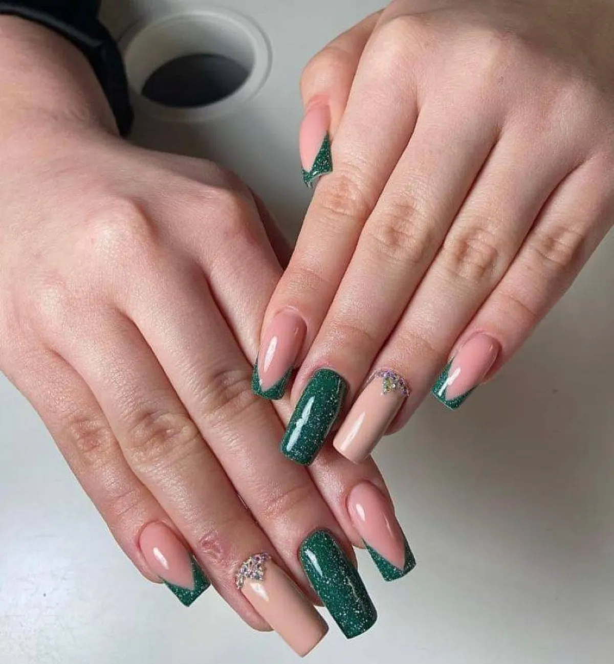 رسومات مناكير أخضر مع نيود