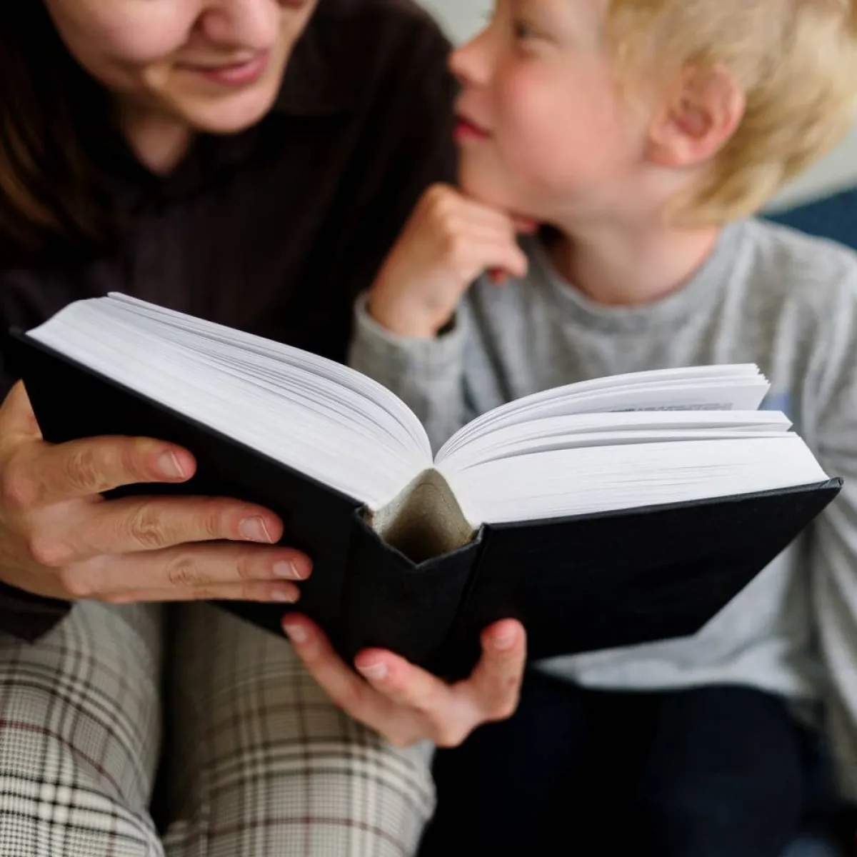 صورة لطفل وأمه