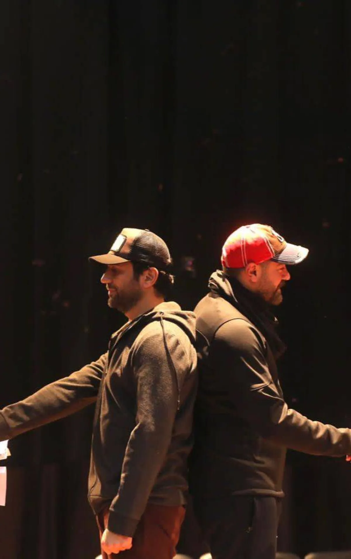 عمرو يوسف وحسن الرداد- الصورة من المسؤول الإعلامي لمسرحية "كازانوفا"