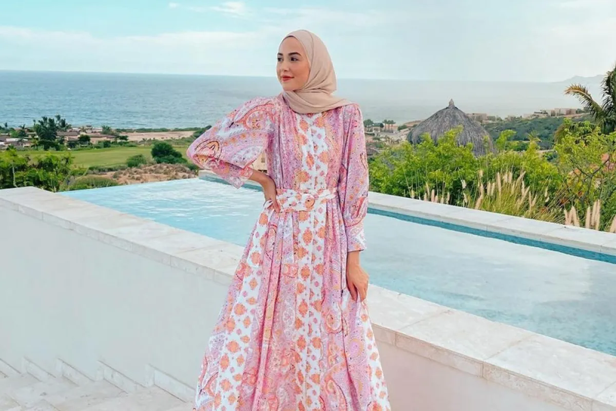 لينا صنوبر بفستان مطبع