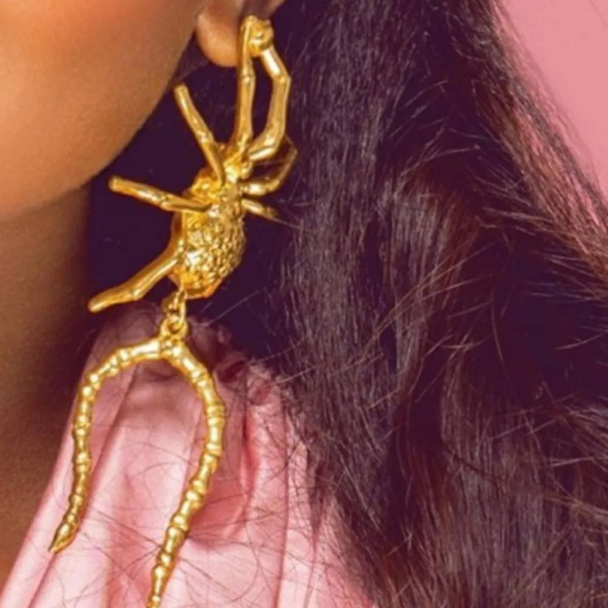 أقراط على شكل عقرب-الصورة من حساب داليا مبارك على انستغرام