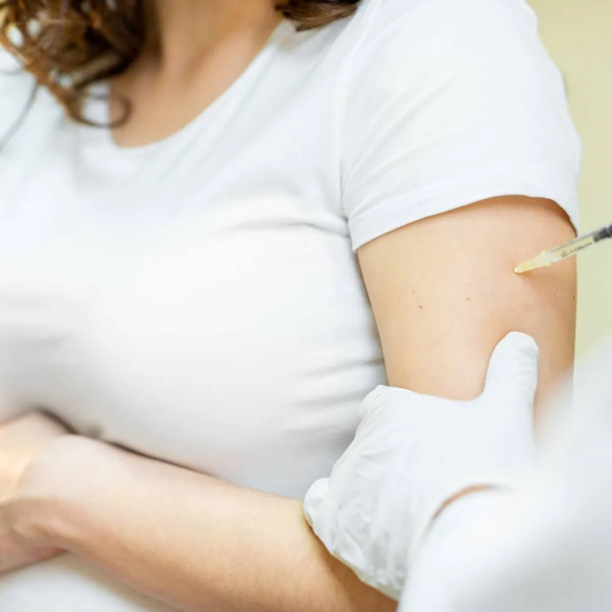 صورة لحامل تأخذ حقنة