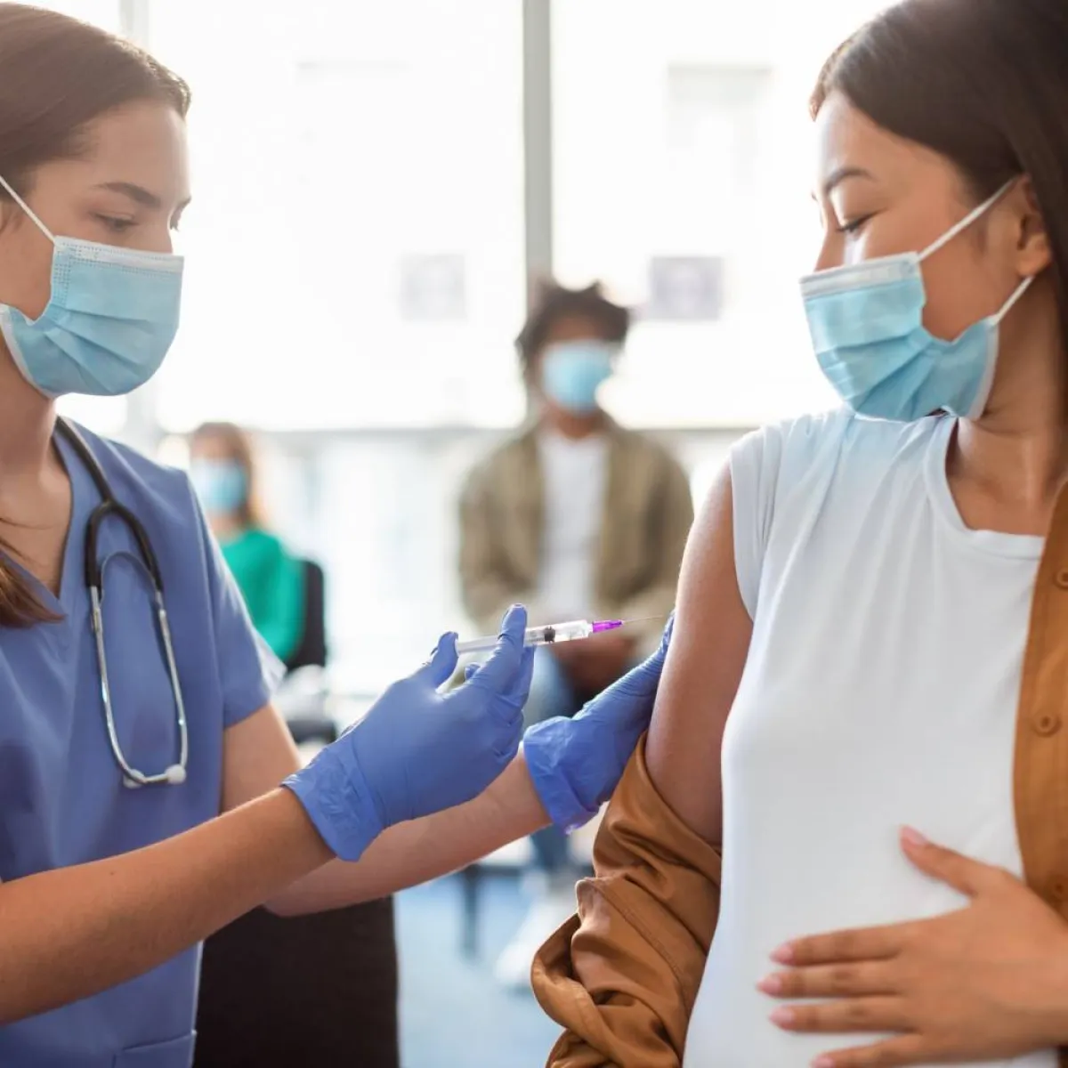 صورة لحامل وممرضة