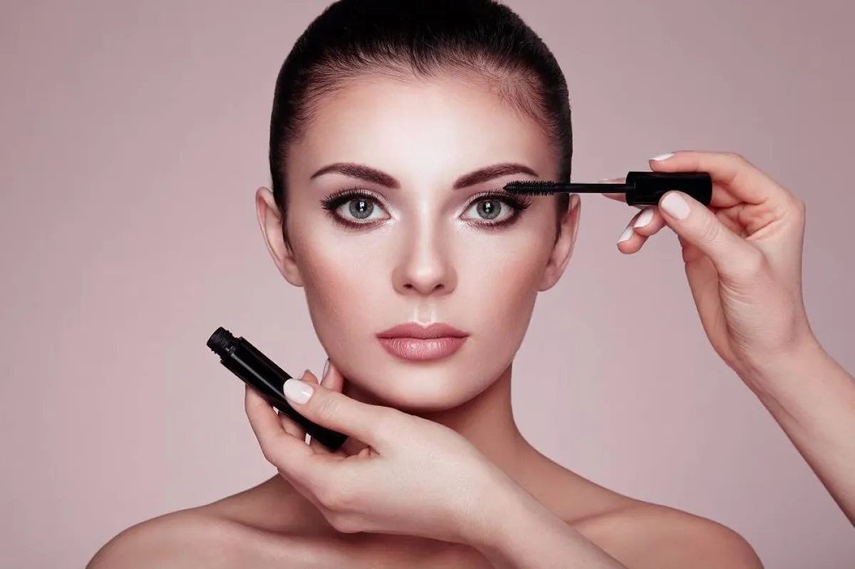 مصل تعزيز نمو الرموش والحواجب