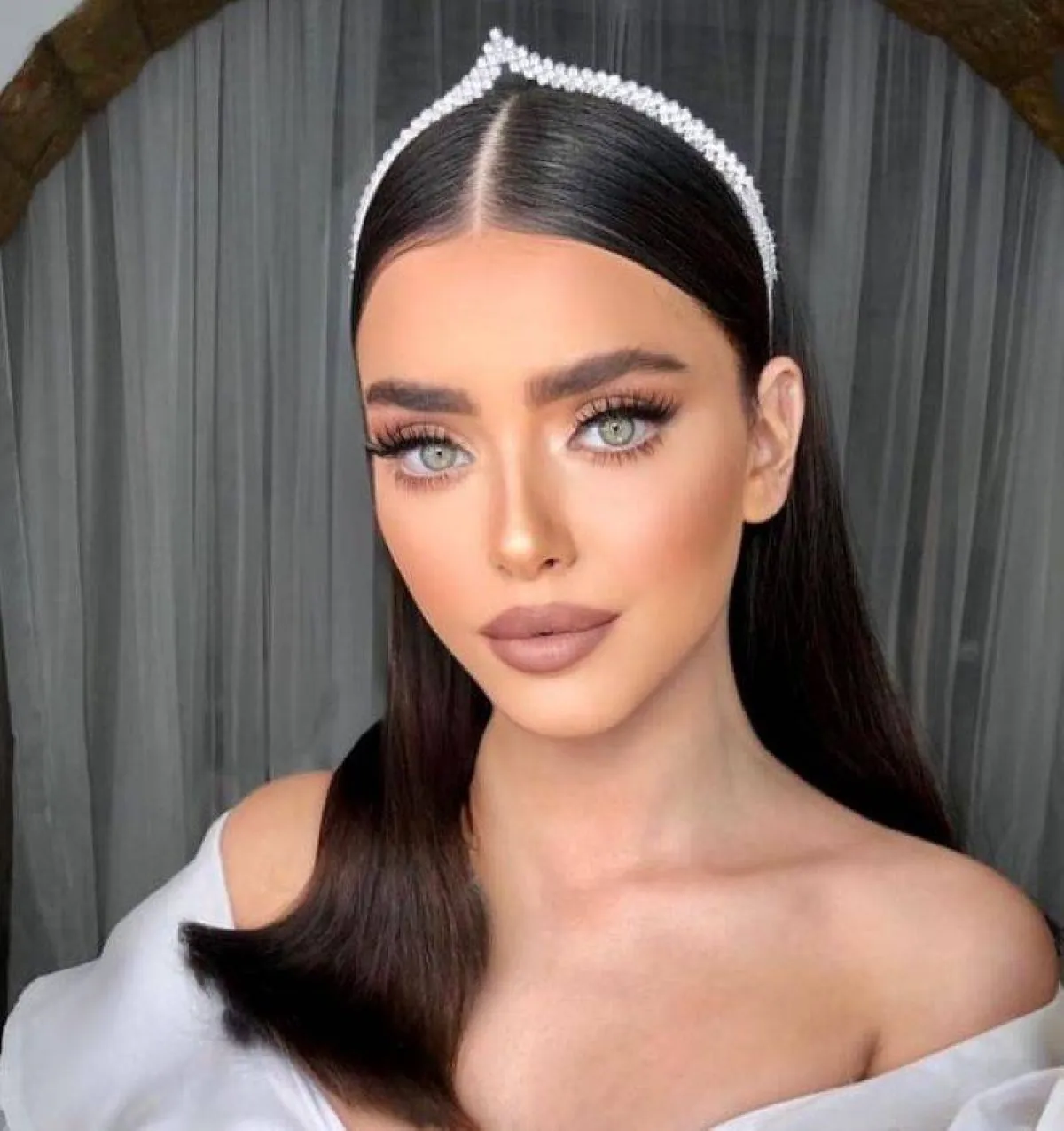 تسريحة شعر طويل ملساء مرصعة بتاج من الجواهر للعروس