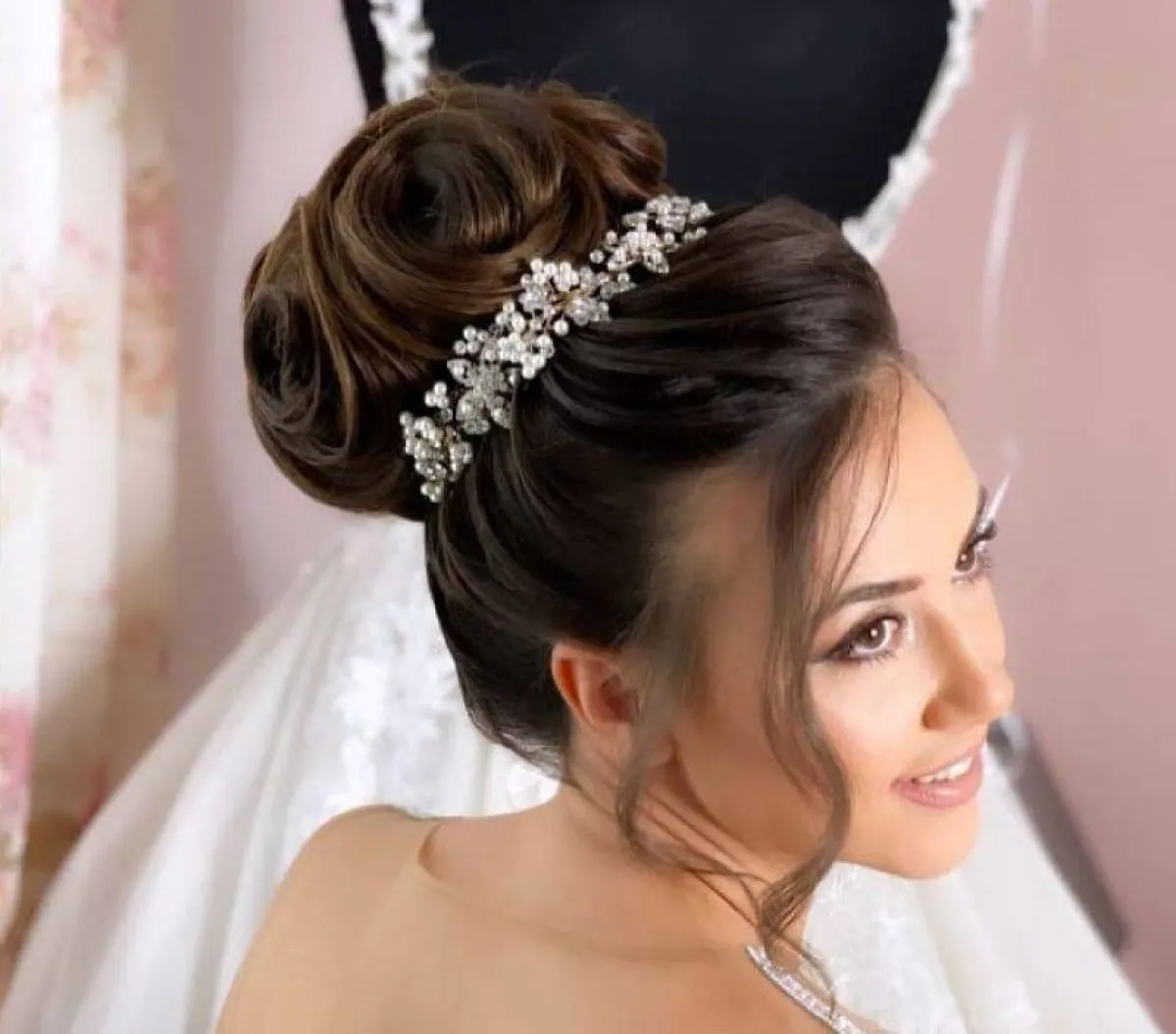 تسريحة الكعكة المرصعة بالجواهر للعروس 