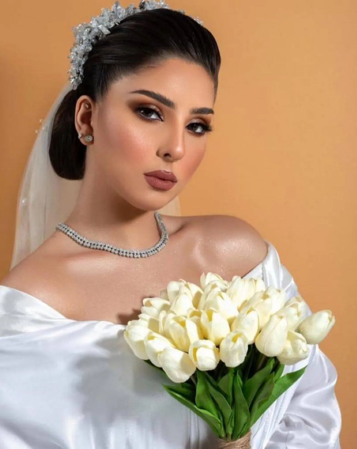 تسريحة الكعكة المنخفضة مرصعة بالجواهر للعروس