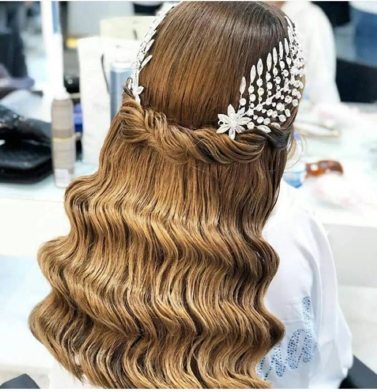 تسريحة شعر الويفي العريض المرصعة بالجواهر للعروس