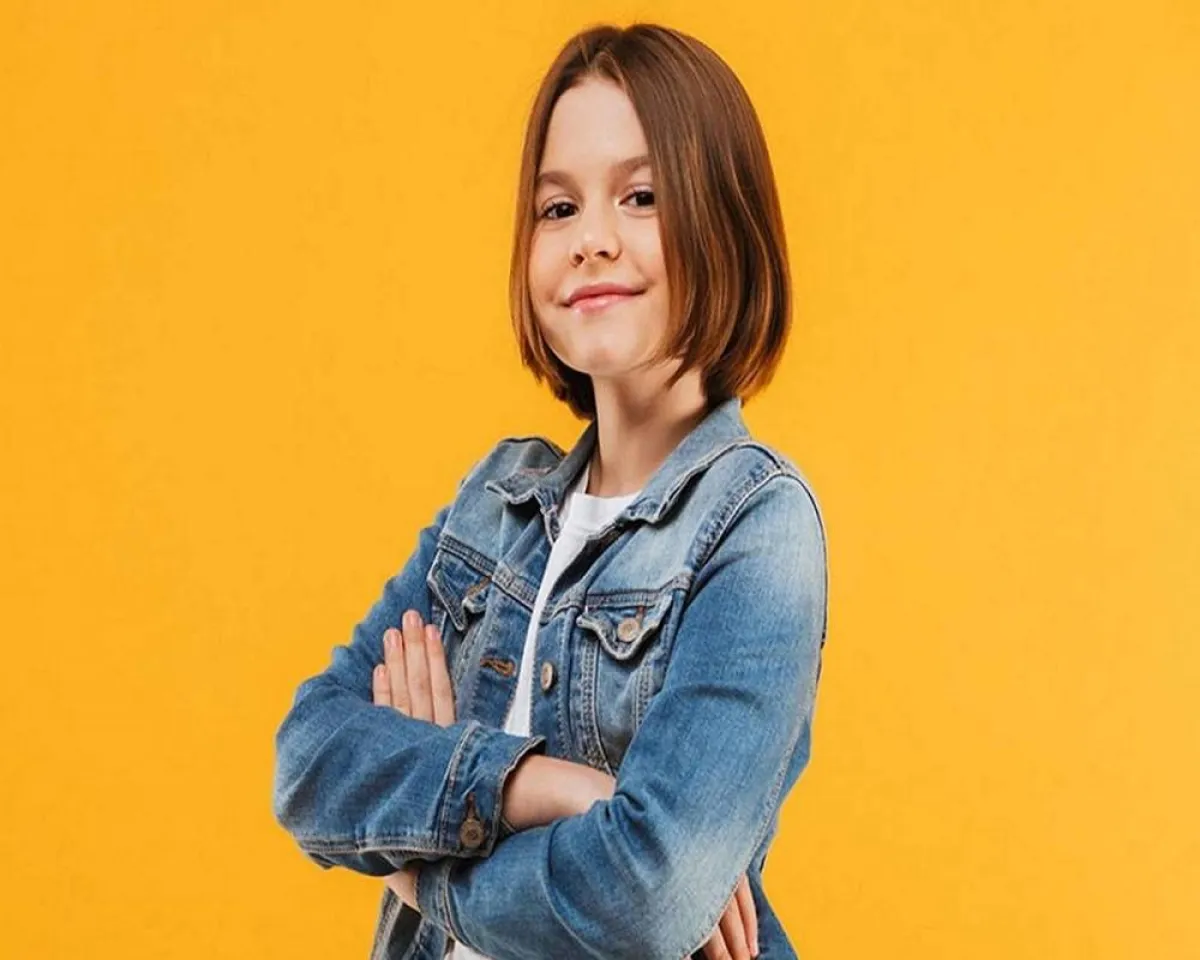 صورة لطفلة لديها شعر صحي 