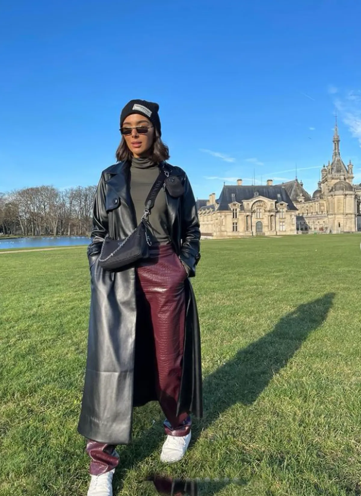 مرام زبيدة تتدثر بمعطف جلدي