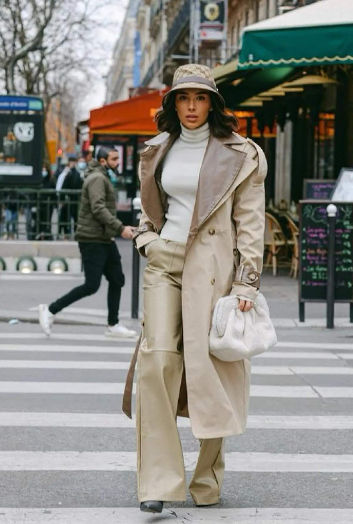 مرام تعتمر القبعة والمعطف البيج