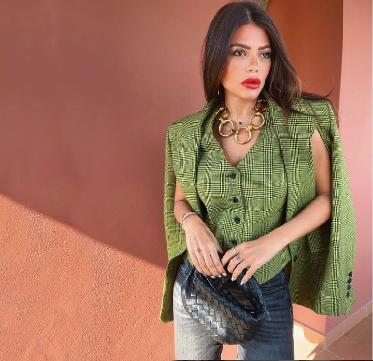 العنود بدر ترتدي الفيست مع بليزر خضراء