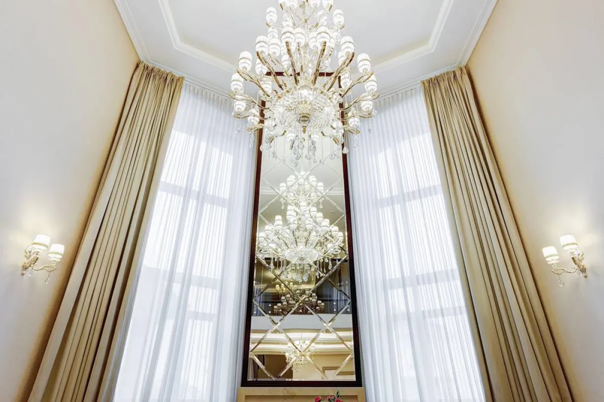 نموذج من الأعمال الجبسية في السقف، مع الستائر المنسدلة، والإضاءة