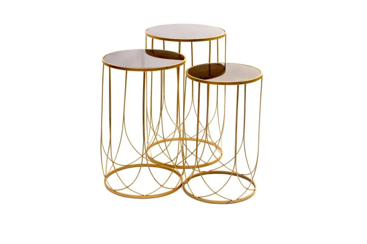 مجموعة من الطاولات  