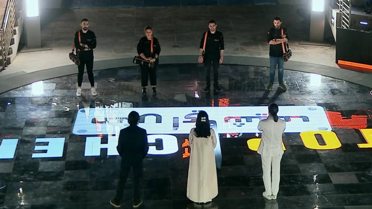 الحكام الثلاثة في مواجهة المتنافسين في نهائيات منافسات توب شيف في موسمه الخامس - الصورة من المسؤول الإعلامي لمجموعة الـmbc