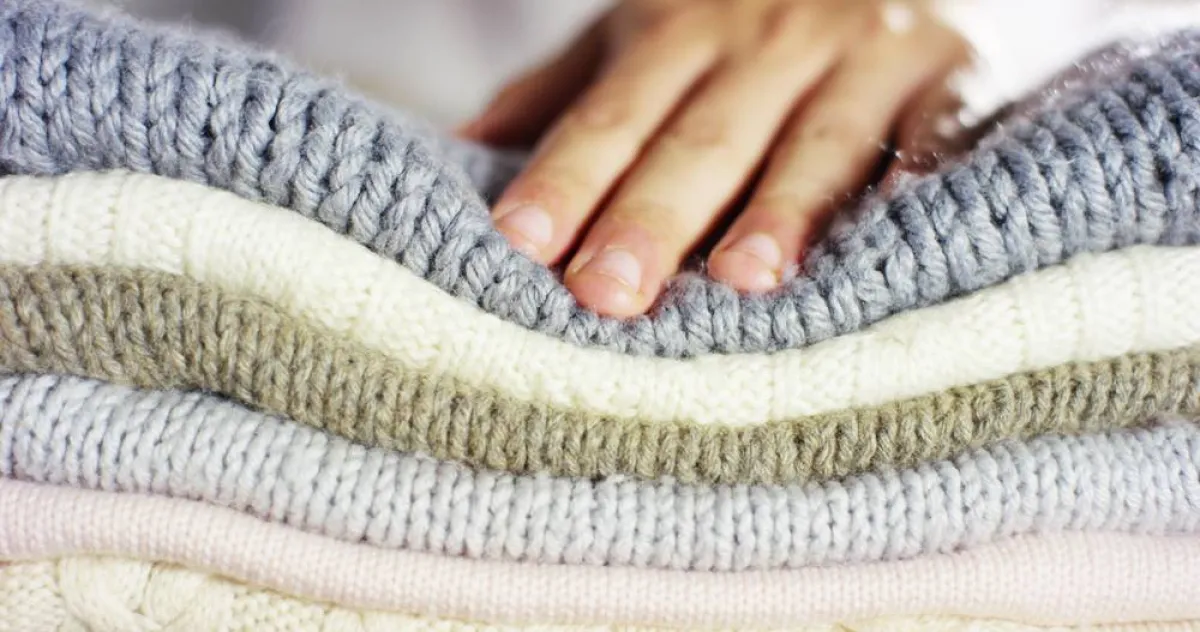 لا تجفّف الملابس الصوف في المجفّف، وذلك لتجنب الانكماش