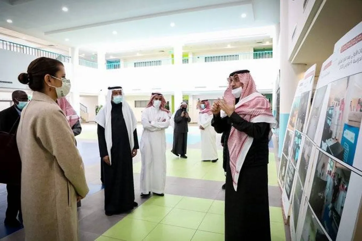 وفد منظمة اليونسيف لدول الخليج العربية يزور مدرسة البث الفضائي - الصورة من حساب وزارة التعليم على تويتر