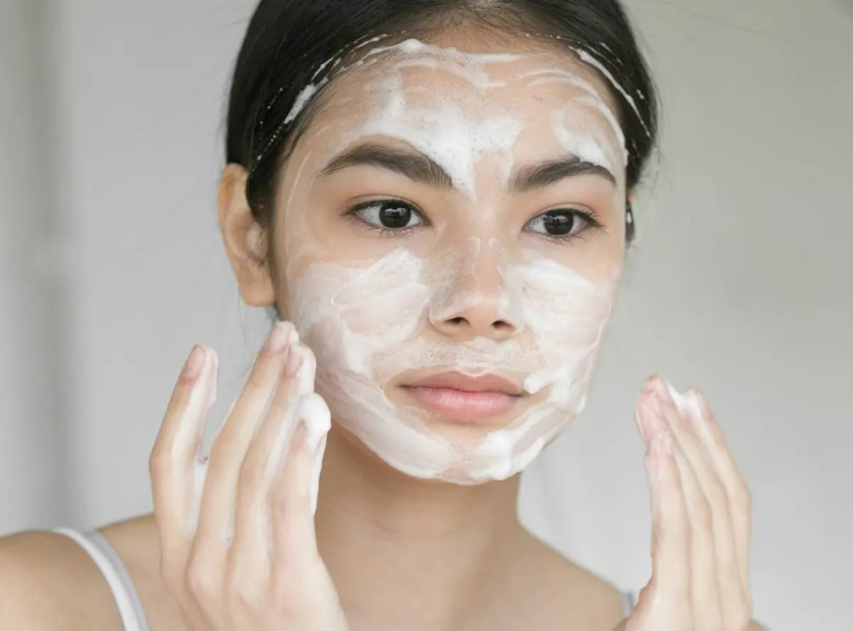 تنظيف وترطيب البشرة