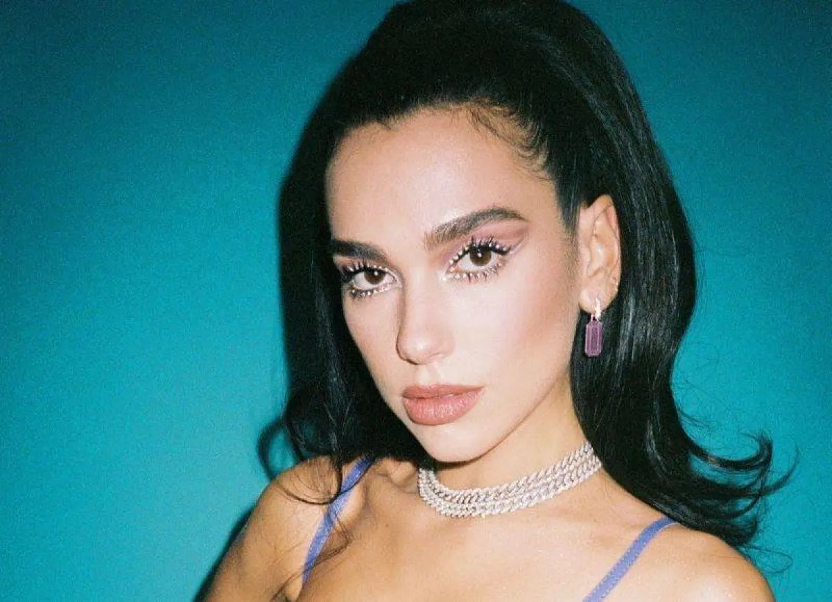 الأيلاينر الجرافيكي مع حبات الستراس