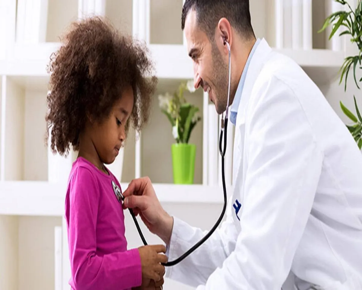 صورة لطبيب يقوم بتشخيص قرحة المعدة