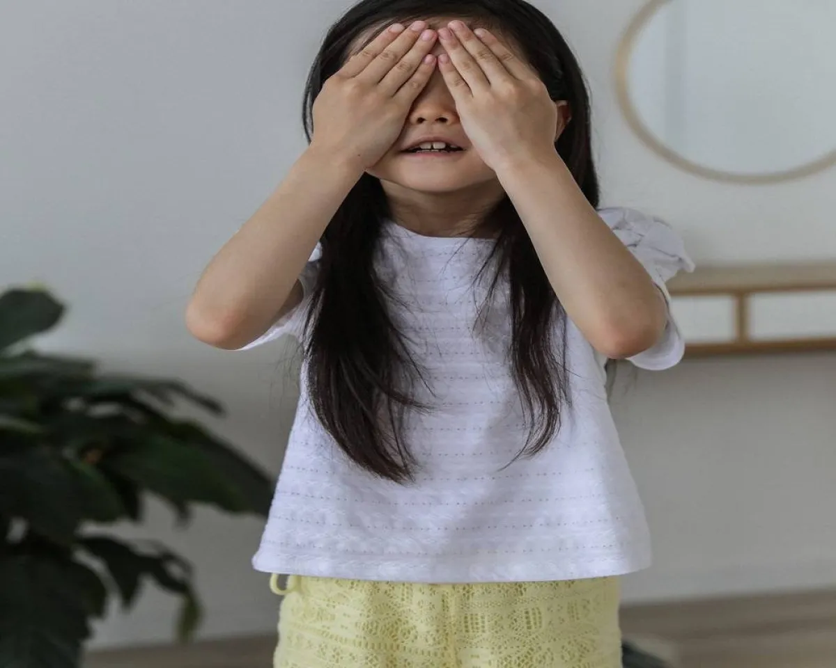 صورة لطفلة تلعب لعبة الغميضة