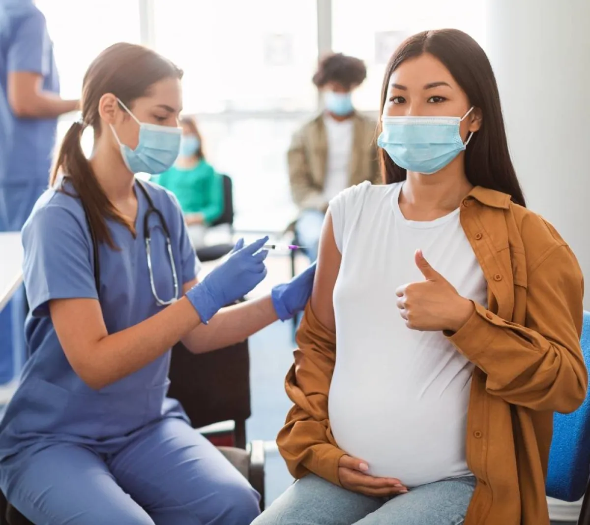 صورة لحامل تتلقى اللقاح