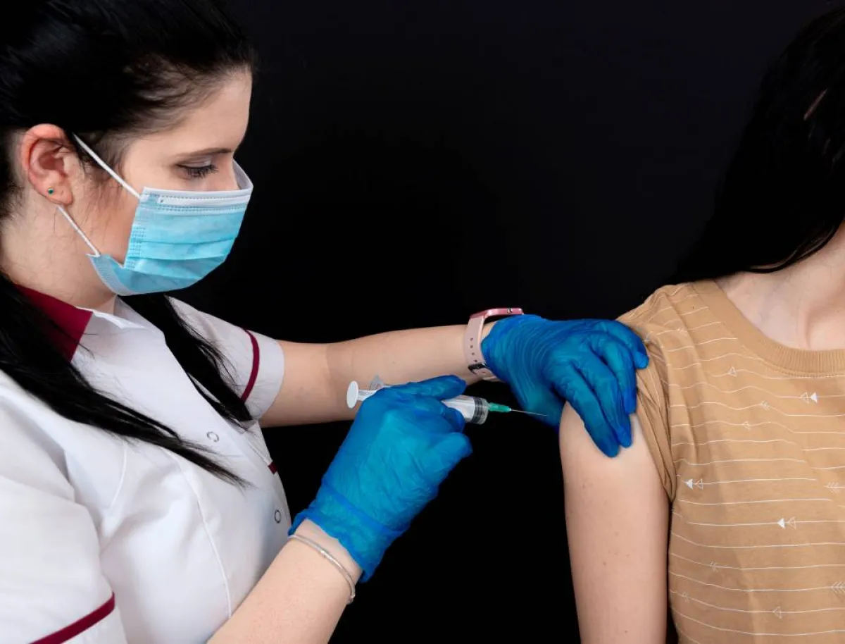 صورة لسيدة تحرص على اللقاح من أجل صحتها وجنينها