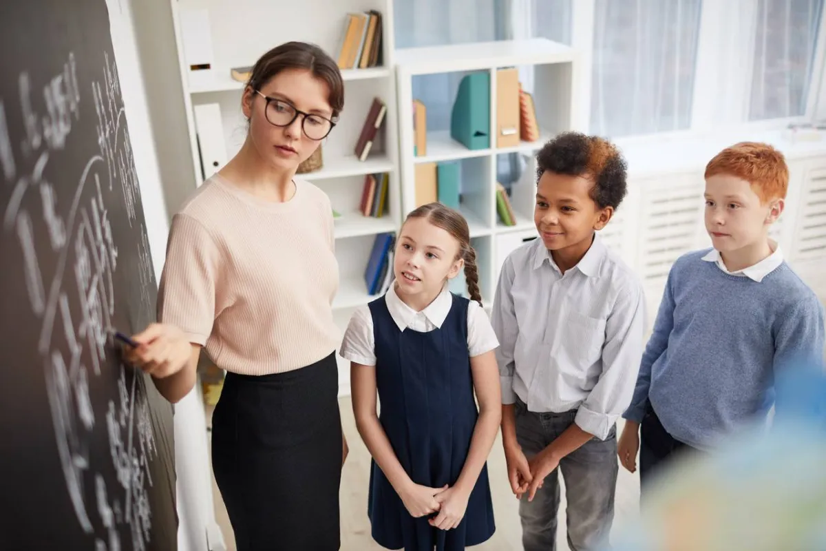 صورة لمعلمة تشرح الدرس