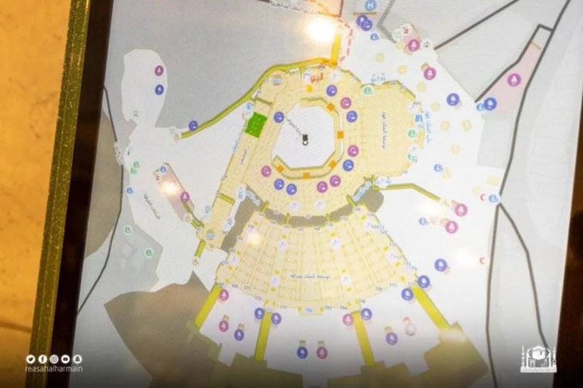 شاشات خرائط إرشاد إلكترونية لمواقع الشعائر بالمسجد الحرام بـ6 لغات عالمية - الصورة من حساب رئاسة شؤون الحرمين على تويتر