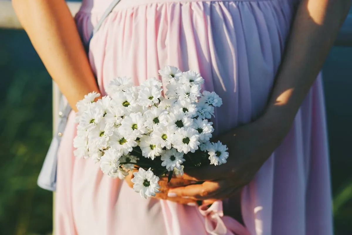 صورة لحامل تحمل الزهور