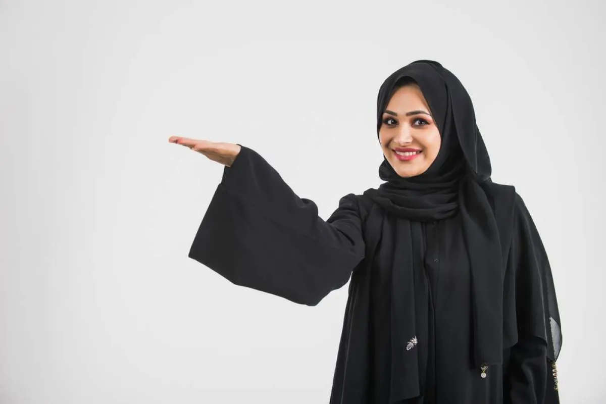 طرق ناجحة متبعة في إزالة بقع المكياج من العباية