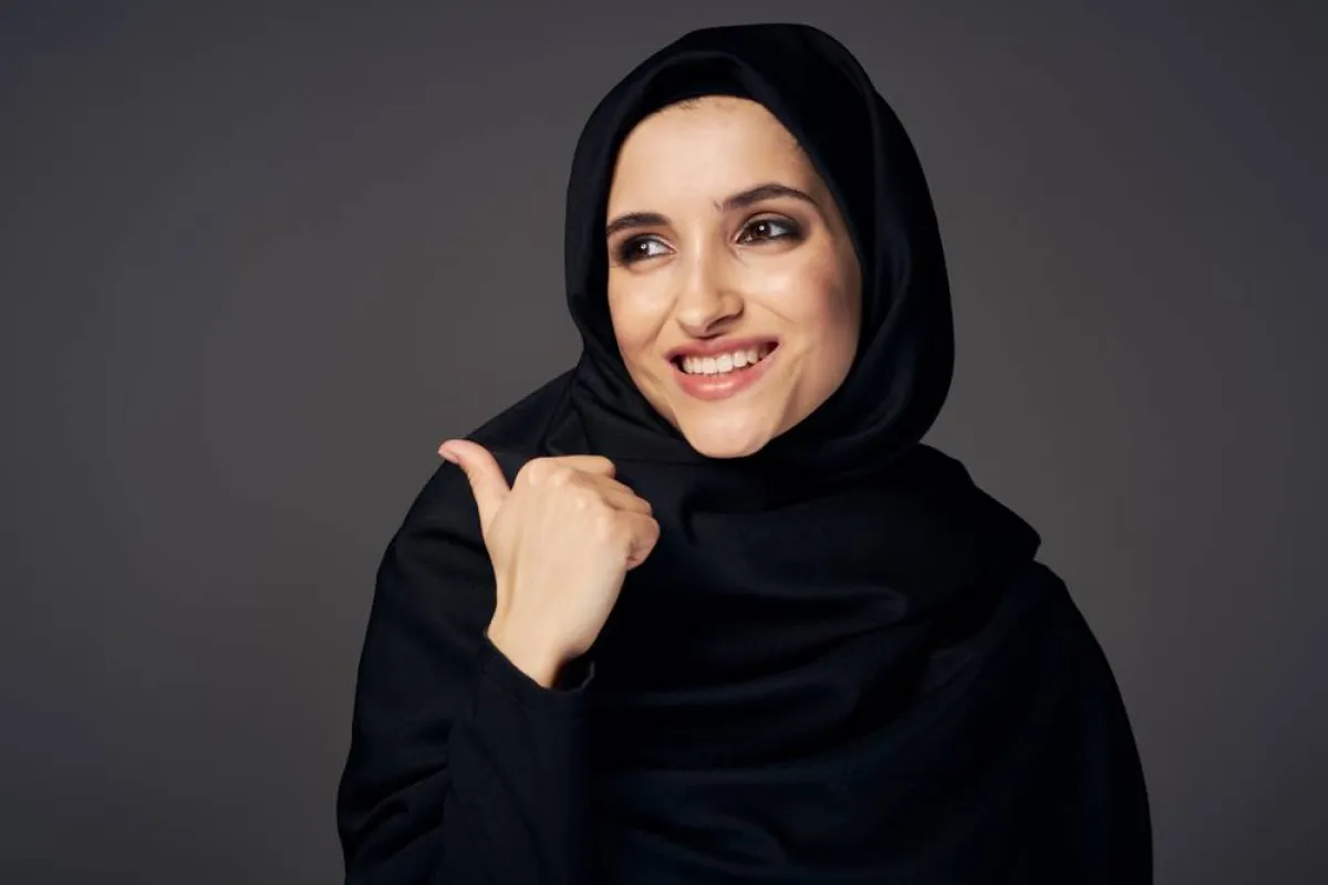 طرق إزالة بقع المكياج من العباية