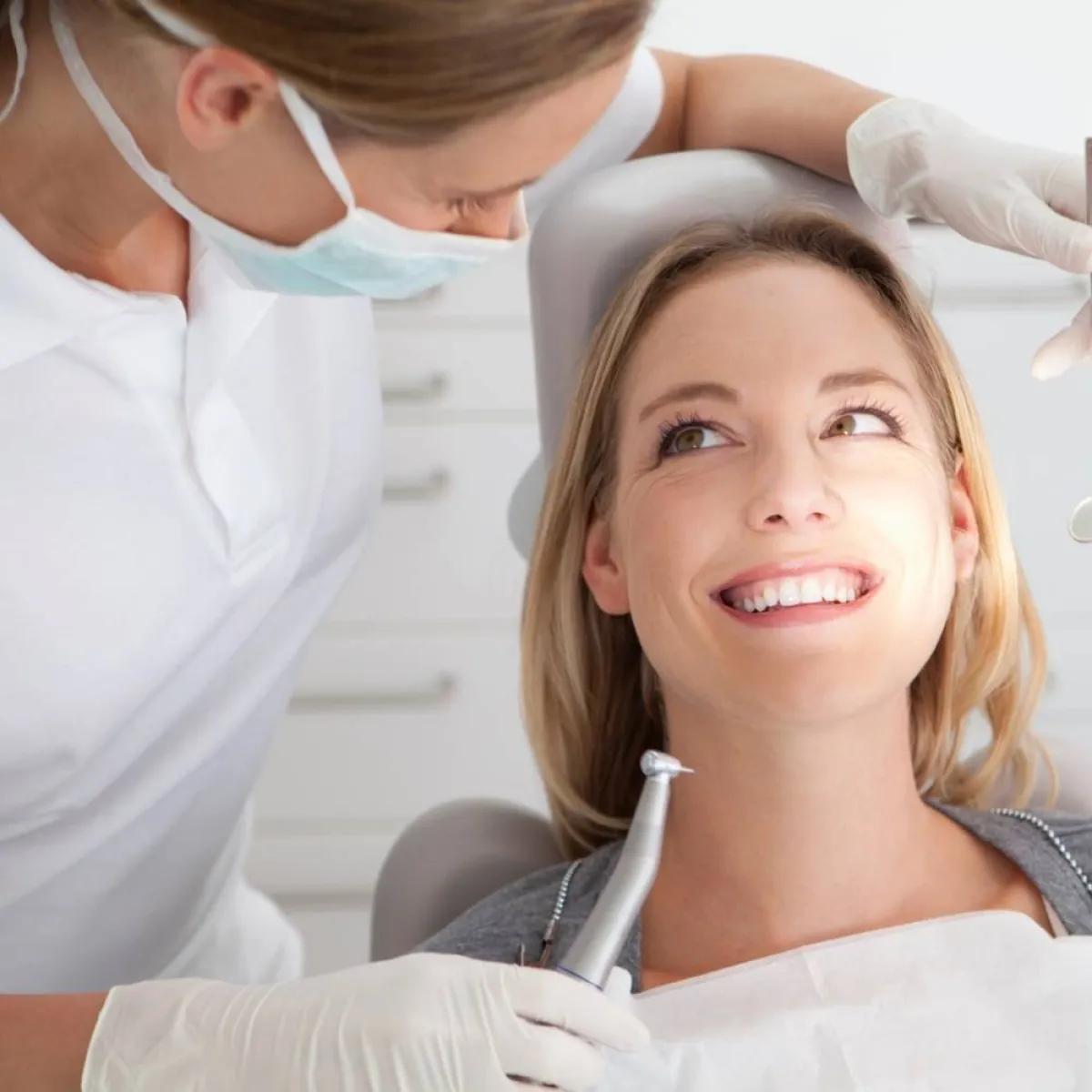 صورة لطبيبة أسنان ومريضة