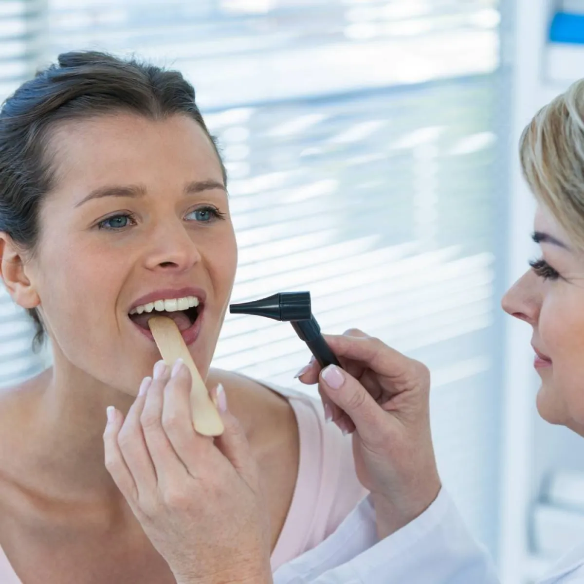 صورة لطبيبة أسنان